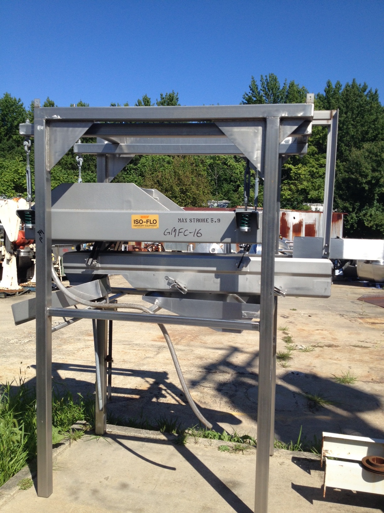 Key Iso-Flo Vibratory Conveyor, Vibrating Shaker/Feeder with de-watering screen. Suspended in frame. Conveyor/shaker is 1' wide x 6' Lgth. Has dewatering screen and pan feeder. Approx. 8'4